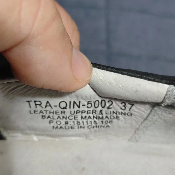 Women's Traq work clogs. Black leather. Slip resistant non marking bottom. - Picture 3 of 4